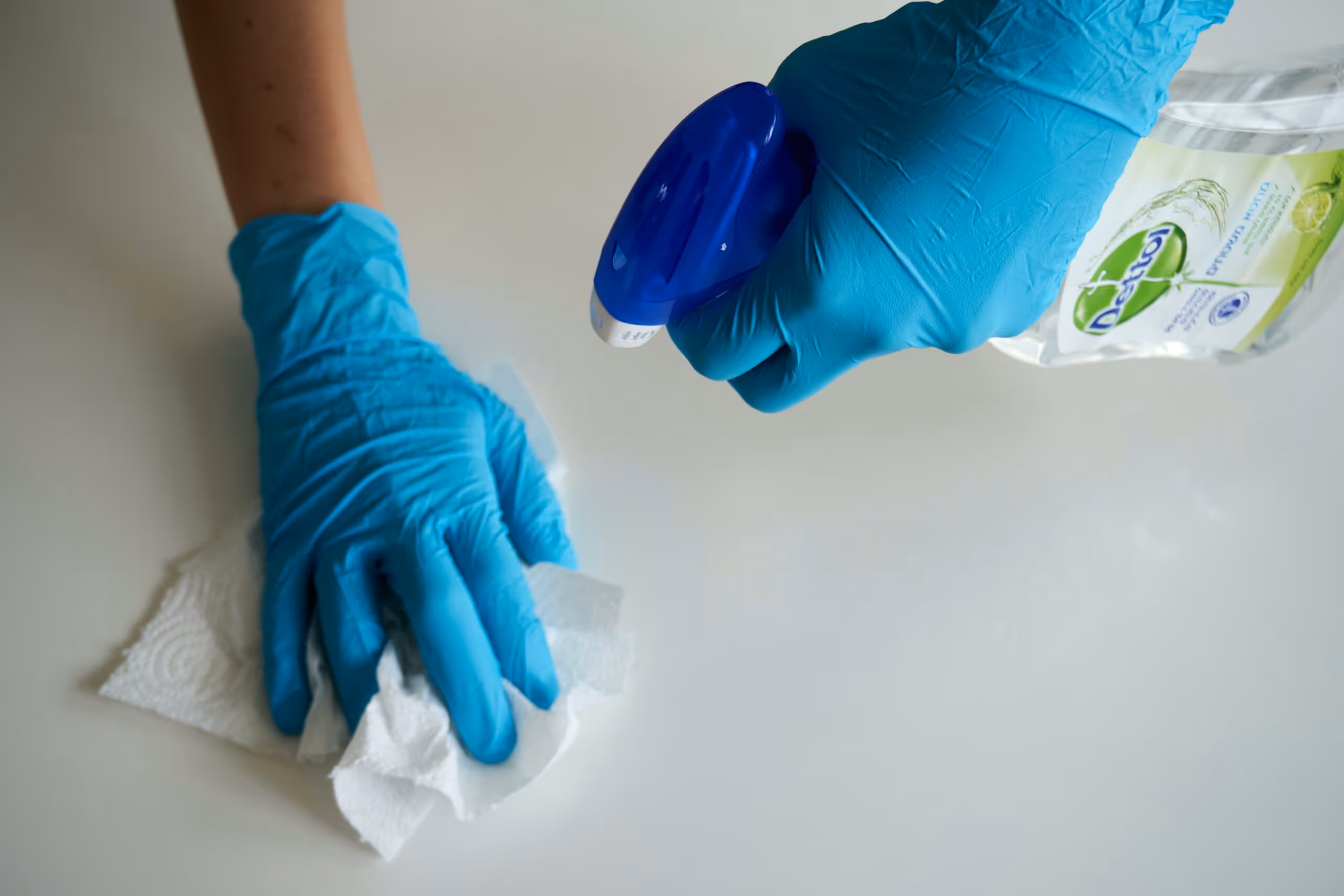 Cleaning a flat surface
